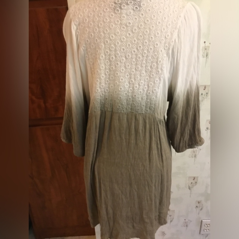 Size L, The Pyramid Collection. Peasant top with tie front. - Picture 5 of 6